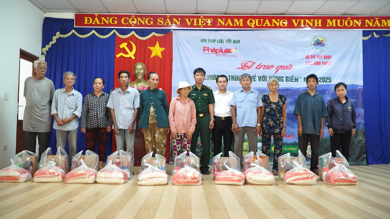 Báo Pháp luật Việt Nam thắp sáng nghĩa tình nơi biên cương Tổ quốc